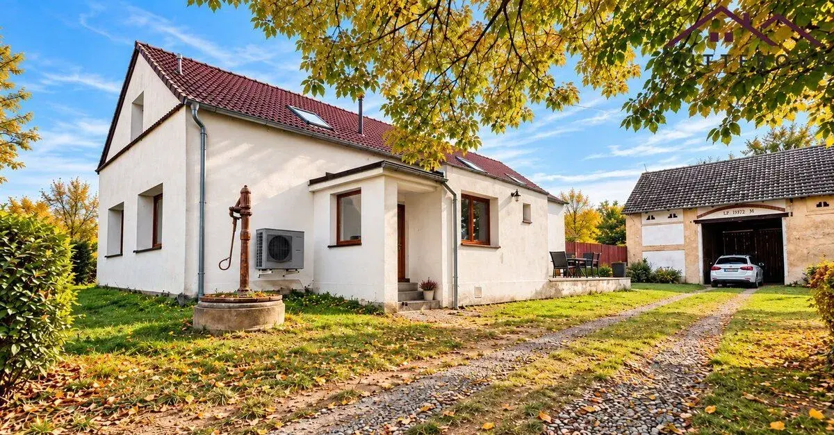 Pronájem prostorného rodinného domu s krytým bazénem a zahra