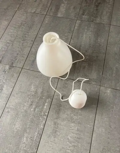 Světlo závěsné bílé. Průměr 27 cm. Cena 200,-Kč