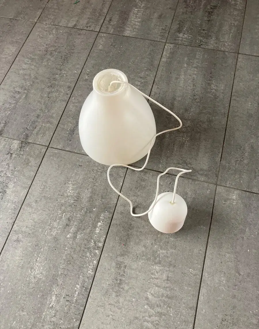 Světlo závěsné bílé. Průměr 27 cm. Cena 200,-Kč