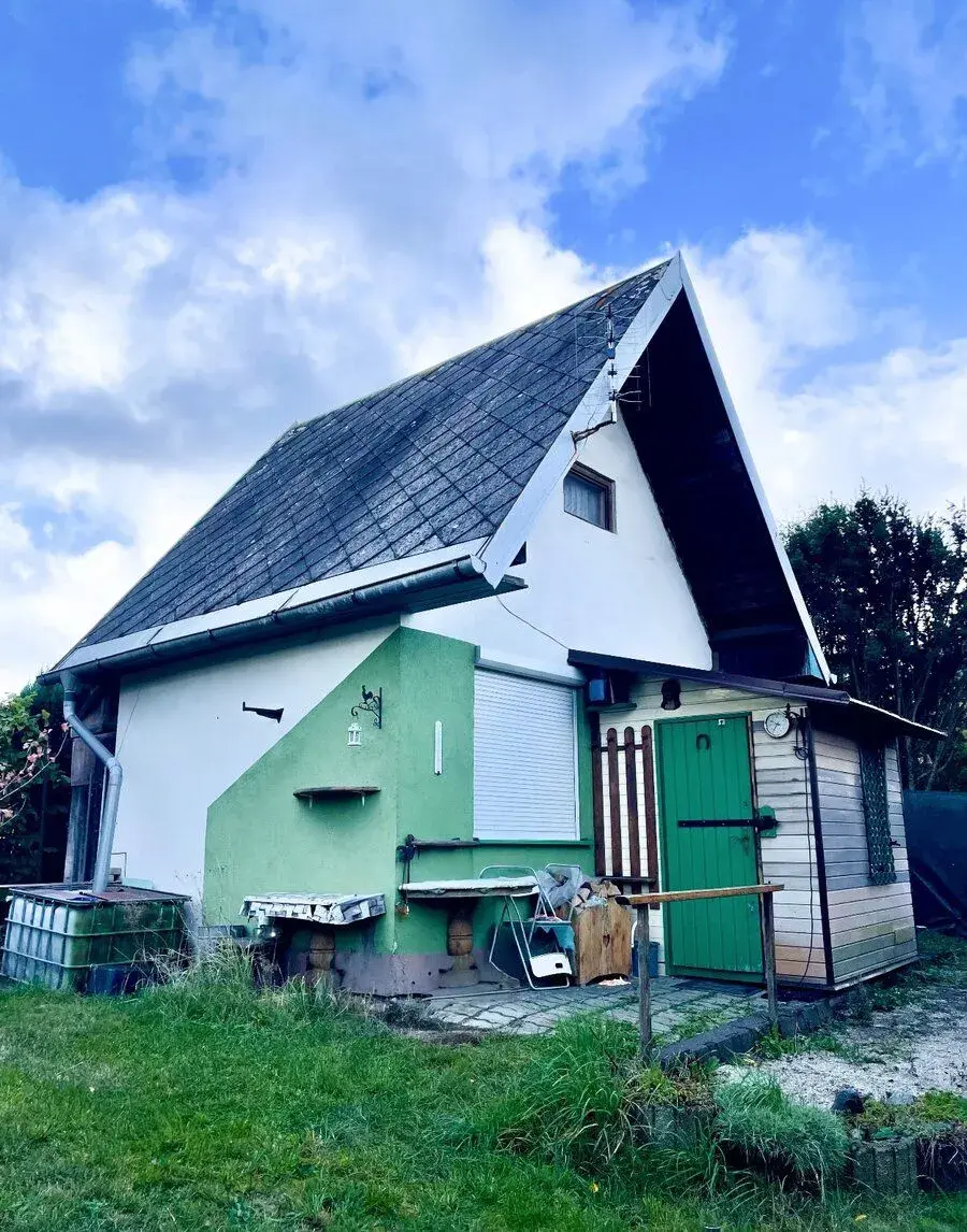 Prodej zahrady 548 m² se zděnou chatou – Chodov u Karlových