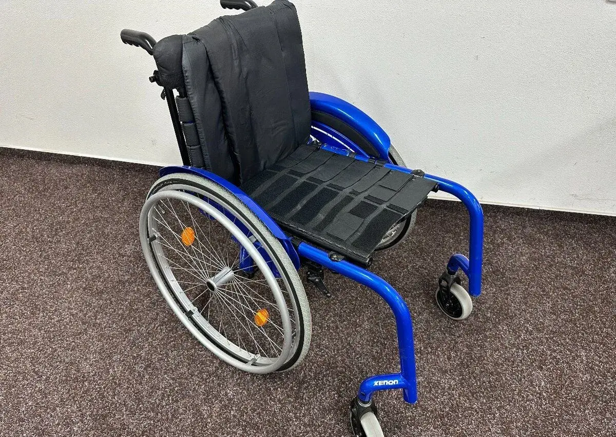 Aktivní invalidní vozík, odlehčený s blatníky, šíře sedu 42