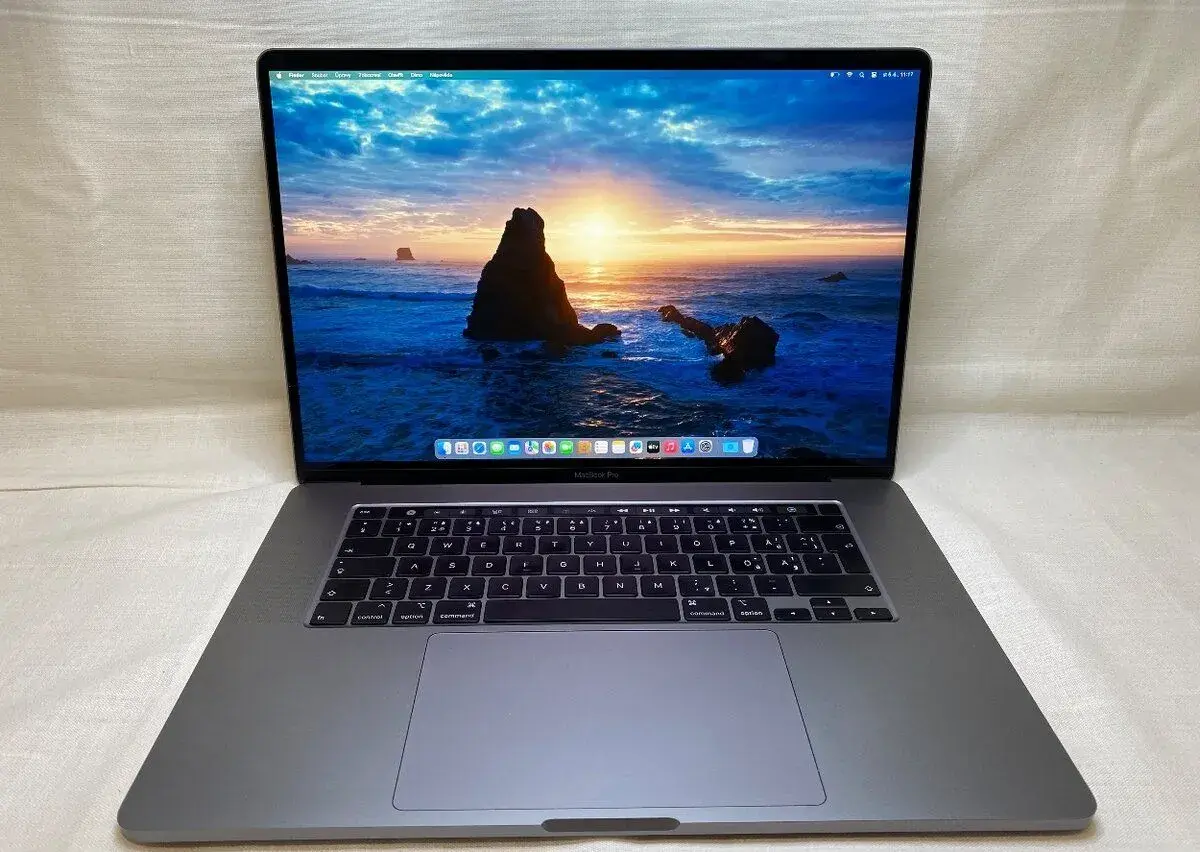 16 Apple MacBook Pro 6 jádro SSD 512GB / 16GB Ram ZÁRUKA