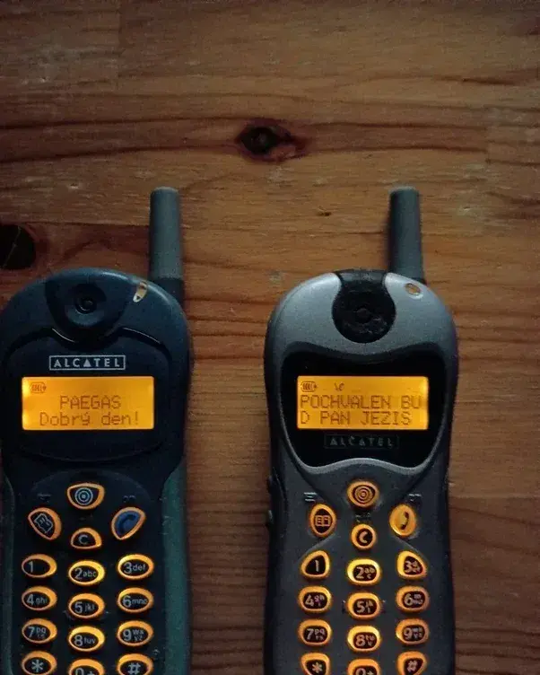 2 telefony Alcatel One Touch Club a Easy DB