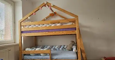 Dětská patrová domečková postel