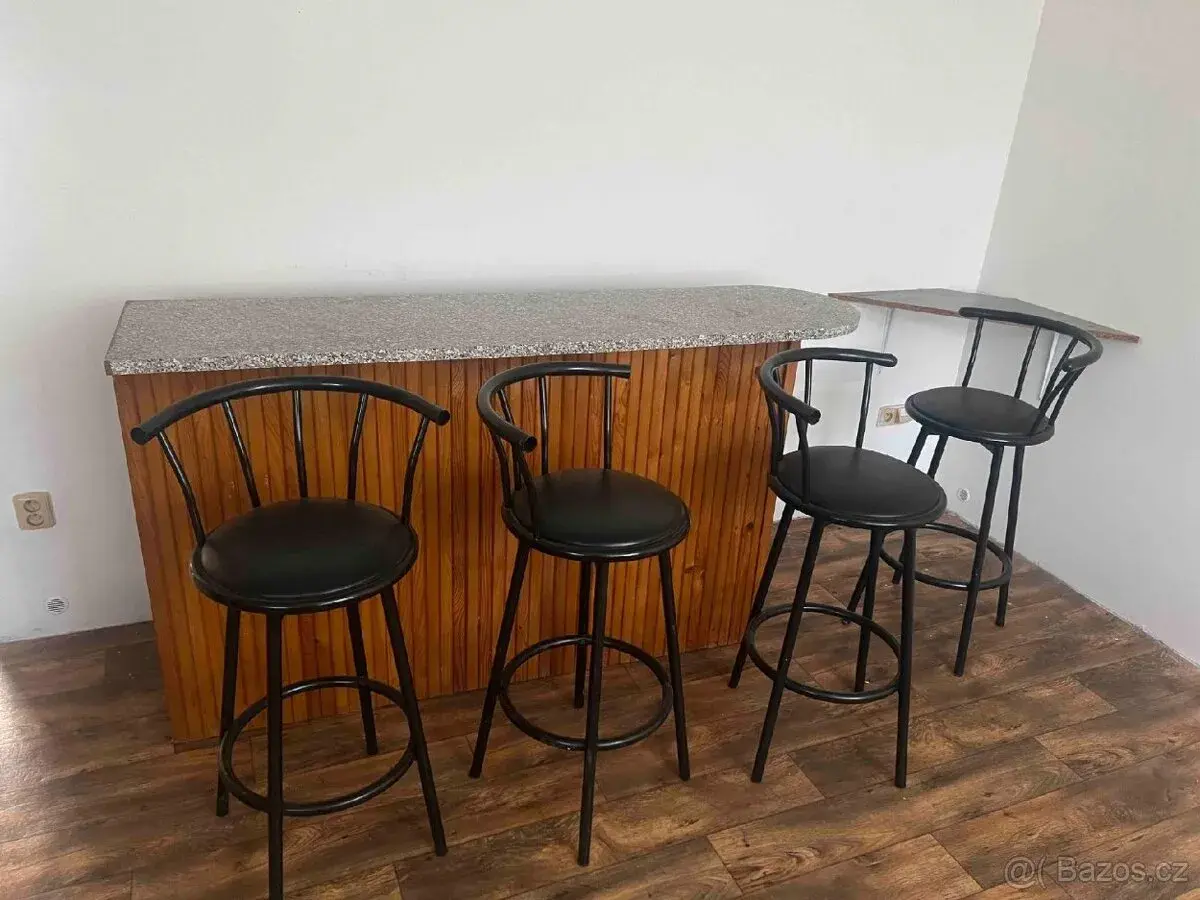 Bar s barovými židlemi