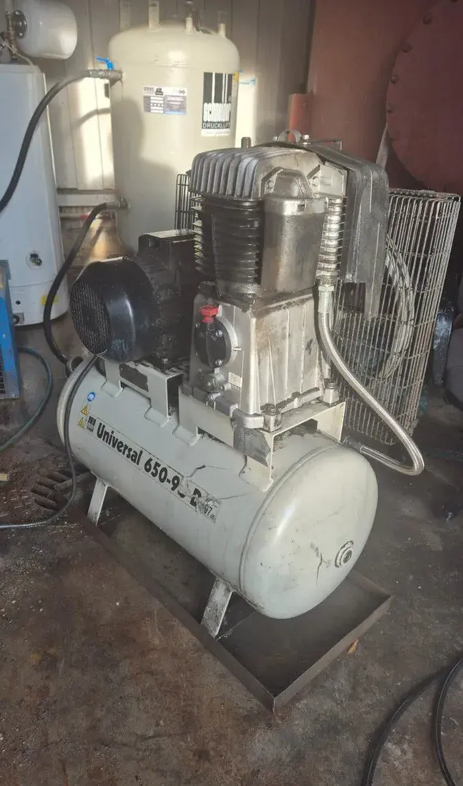 Kompresor Schneider + tlak. nadoba 270l + kond. sušička