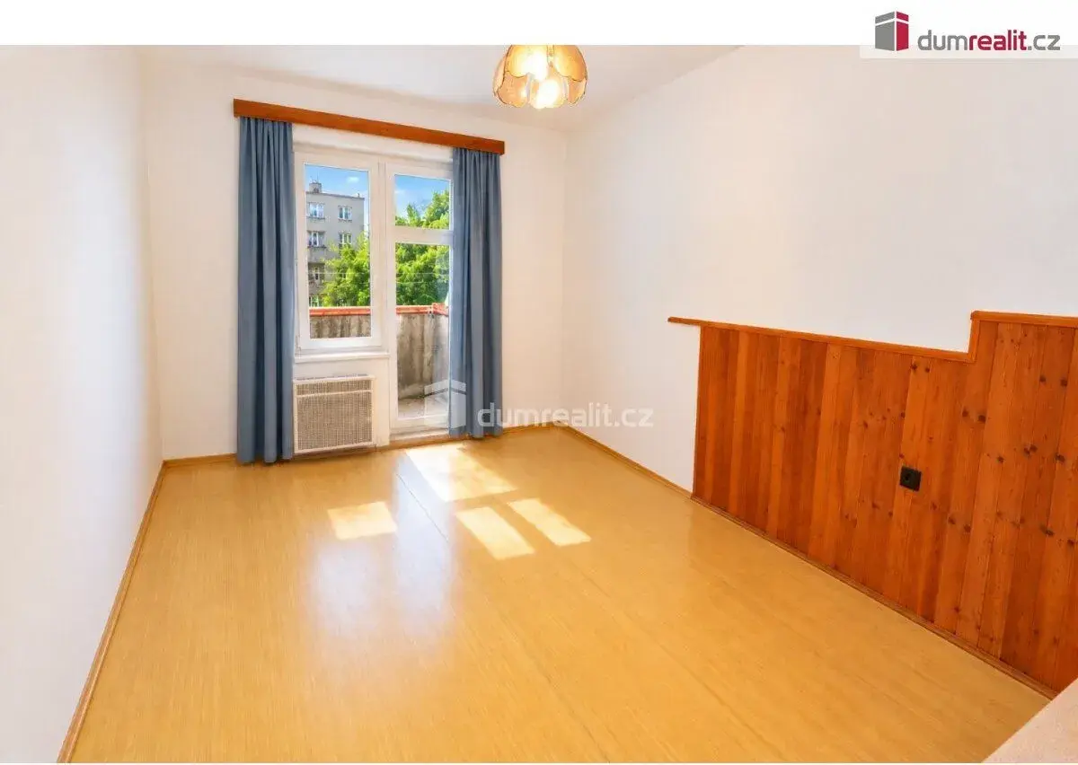 Světlý byt 2+kk, 48 m2 + 2 m2 balkon, 2.patro, OV, Praha 3 -