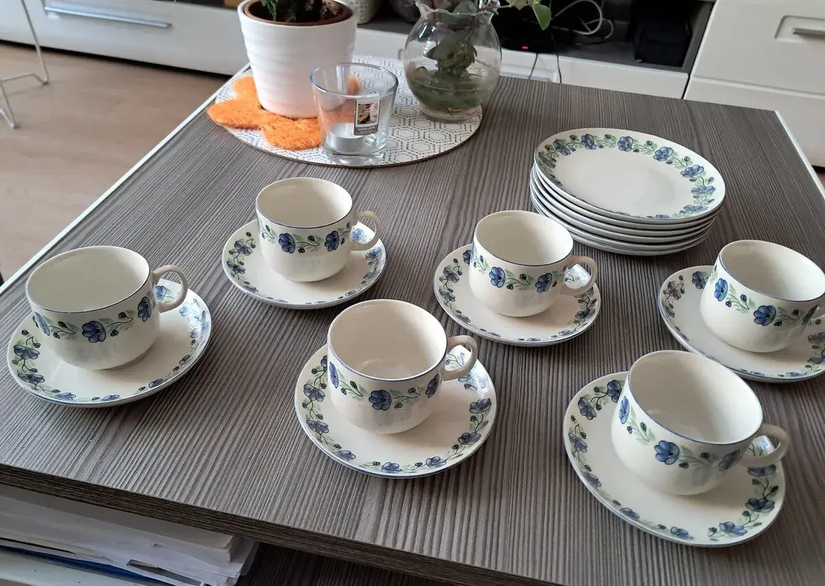 Porcelánové hrnky s podšálky a dezertní talířky