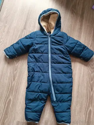Teplá zimní kombinéza s kožíškem