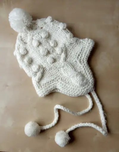 čepice s bambulkami