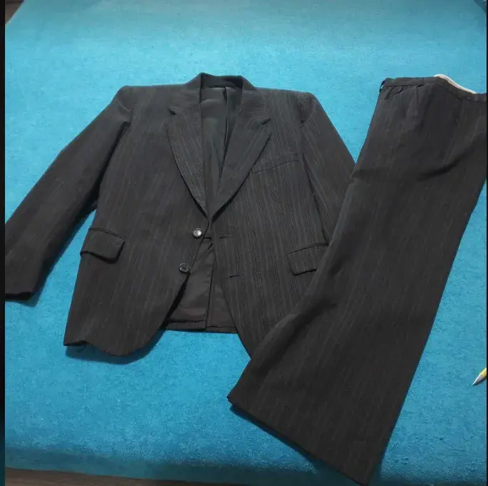 PÁNSKÝ OBLEK VEL. M – MÁLO NOŠENÝ, ZACHOVALÝ STAV