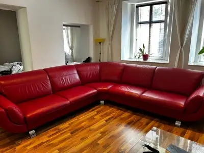 Červený kožený gauč