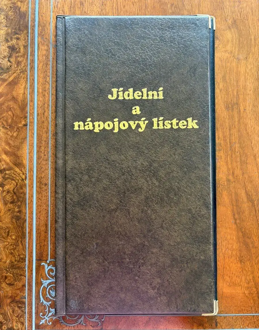 Nápojové a jídelní lístky v deskách