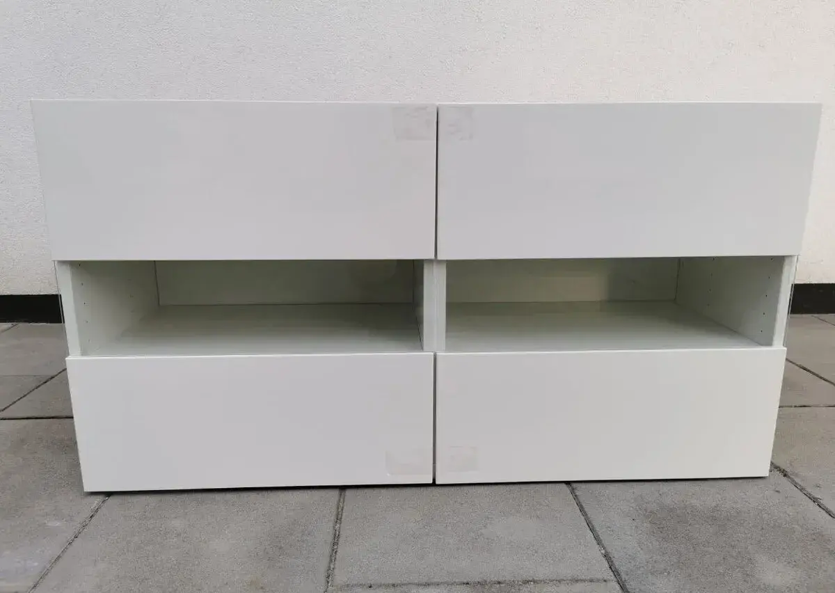 Prosklená závěsná skříňka Ikea