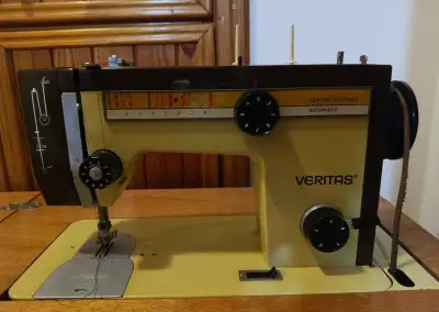 Retro šicí stroj Veritas