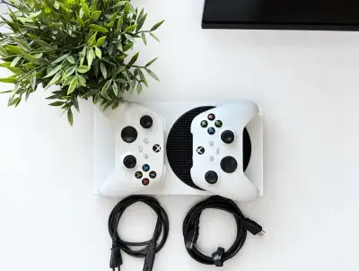 Xbox Series S 512 GB + 2 ovladače