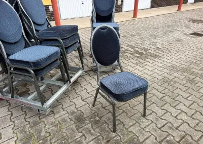 📌460 kusů Stohovatelné čalouněné židle.