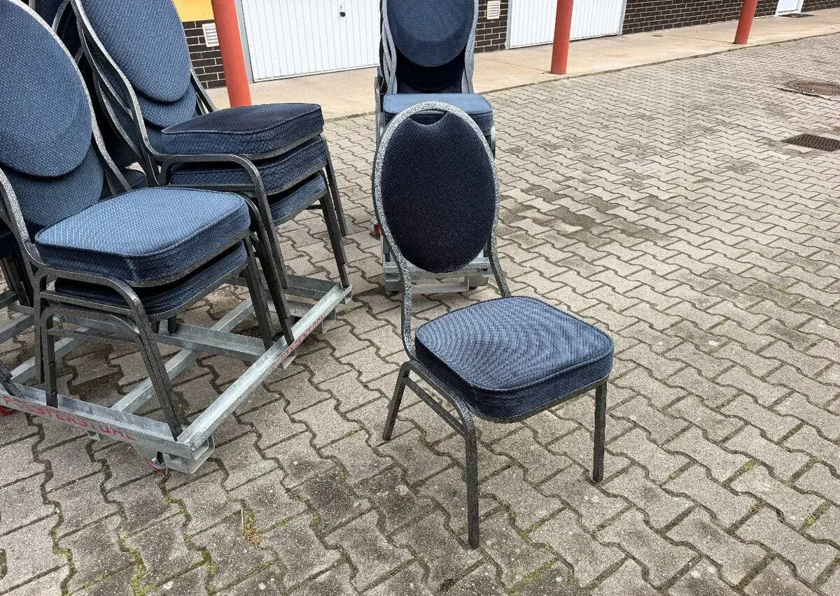 📌460 kusů Stohovatelné čalouněné židle.