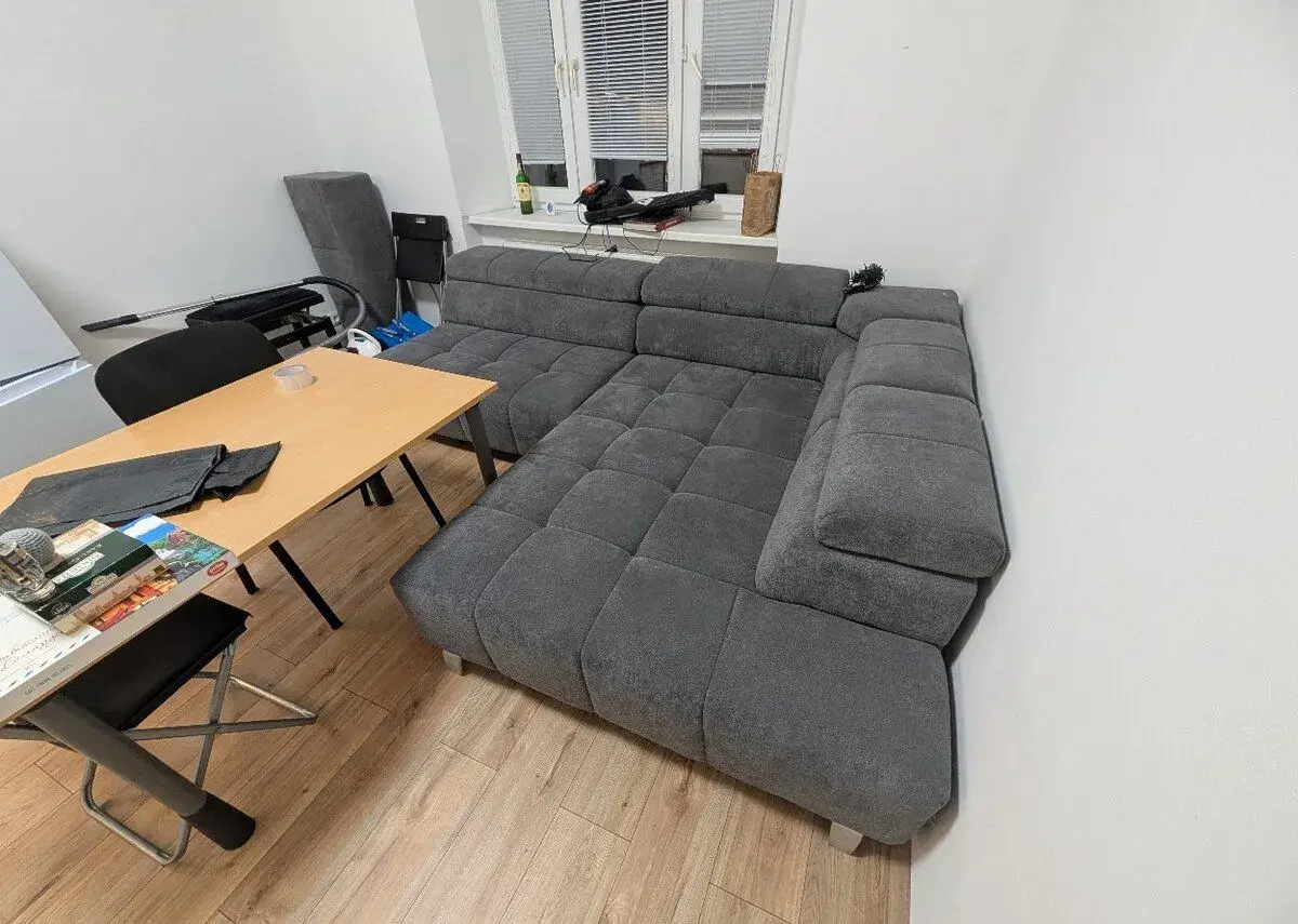 Prostorná šedá rohová sedačka
