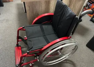 Invalidní vozík skládací, červený, šíře sedu 45 - 47 cm