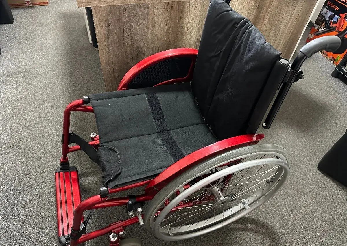 Invalidní vozík skládací, červený, šíře sedu 45 - 47 cm
