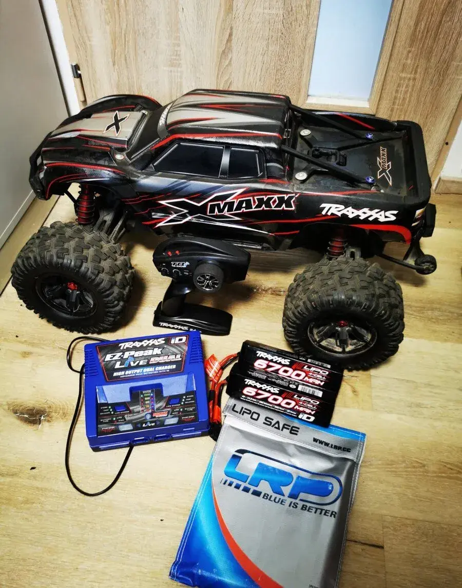 Traxxas X-MAXX 8S 1:5 + 2x 6700mAh + EZ-Peak Live D.