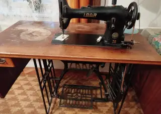 Šlapací šicí stroj Lada