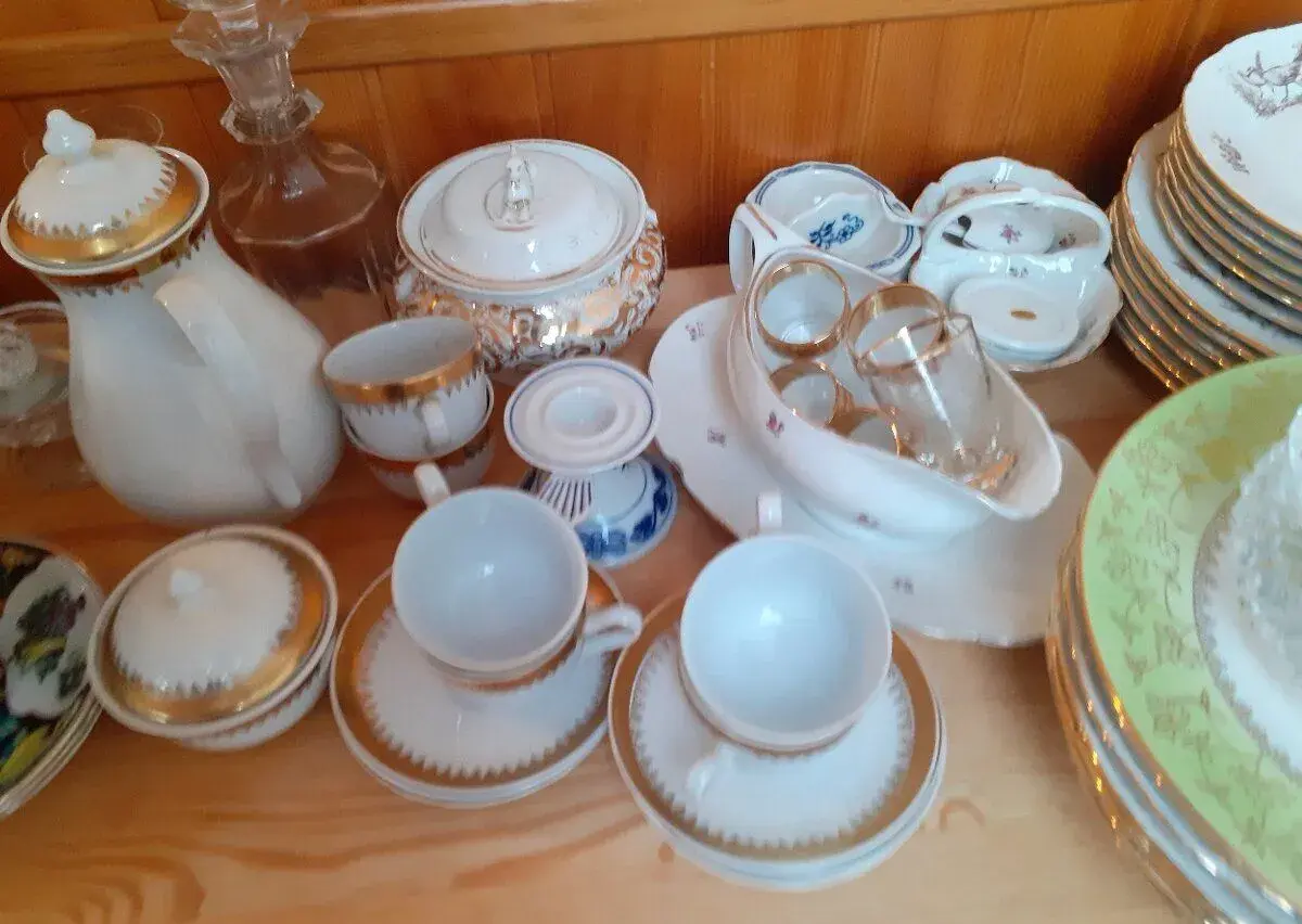 Různé druhy skla a porcelánu
