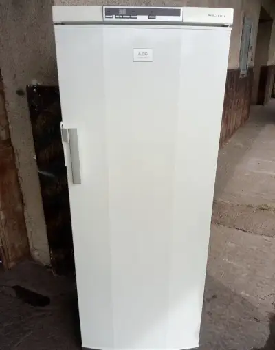 Mrazák AEG - prostorný ( 220 l) ( 6 šuplíků )
