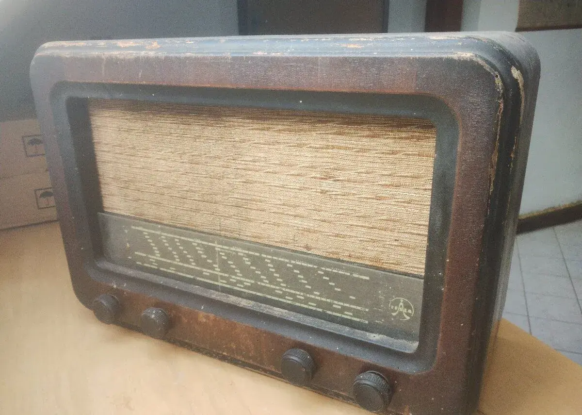 Tesla Romance – elektronkové rádio k renovaci či do sbírky