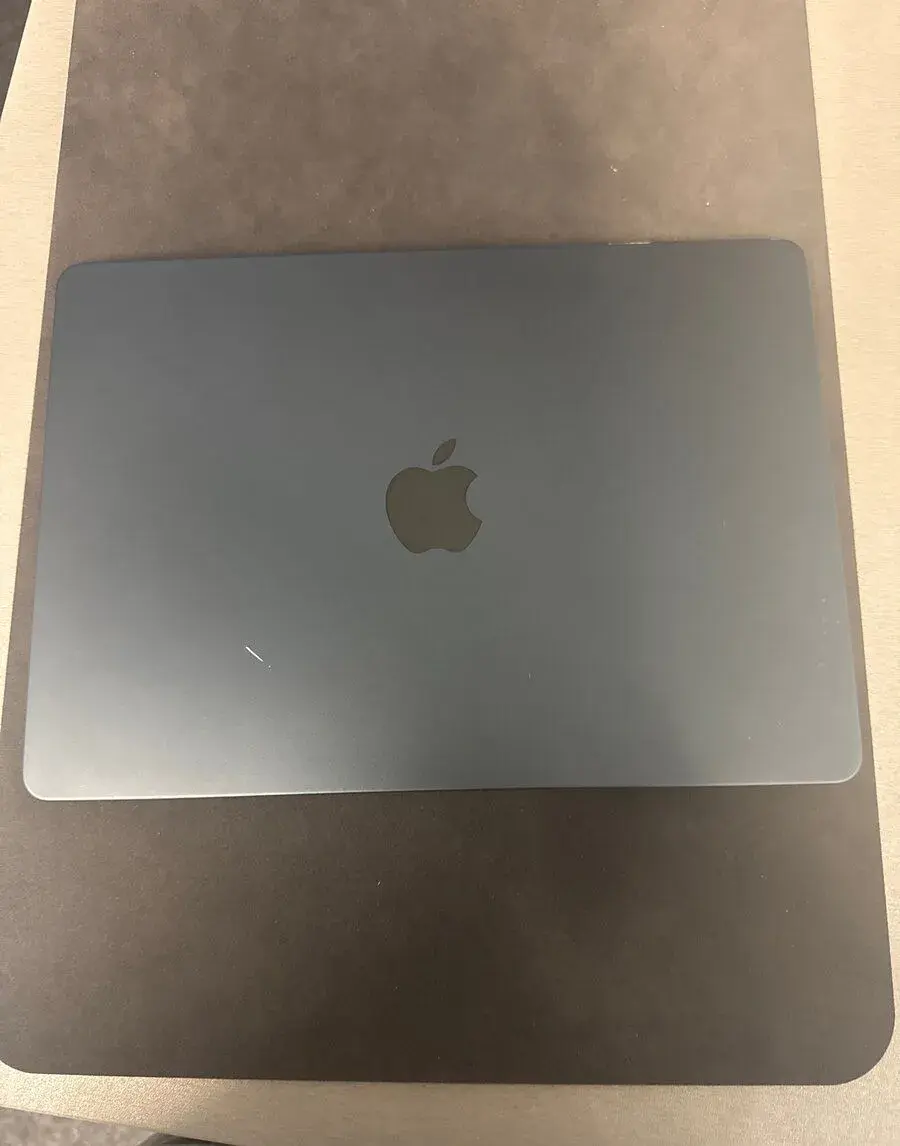 MacBook Air 2022, 13,6” 99% baterka. Rok záruka