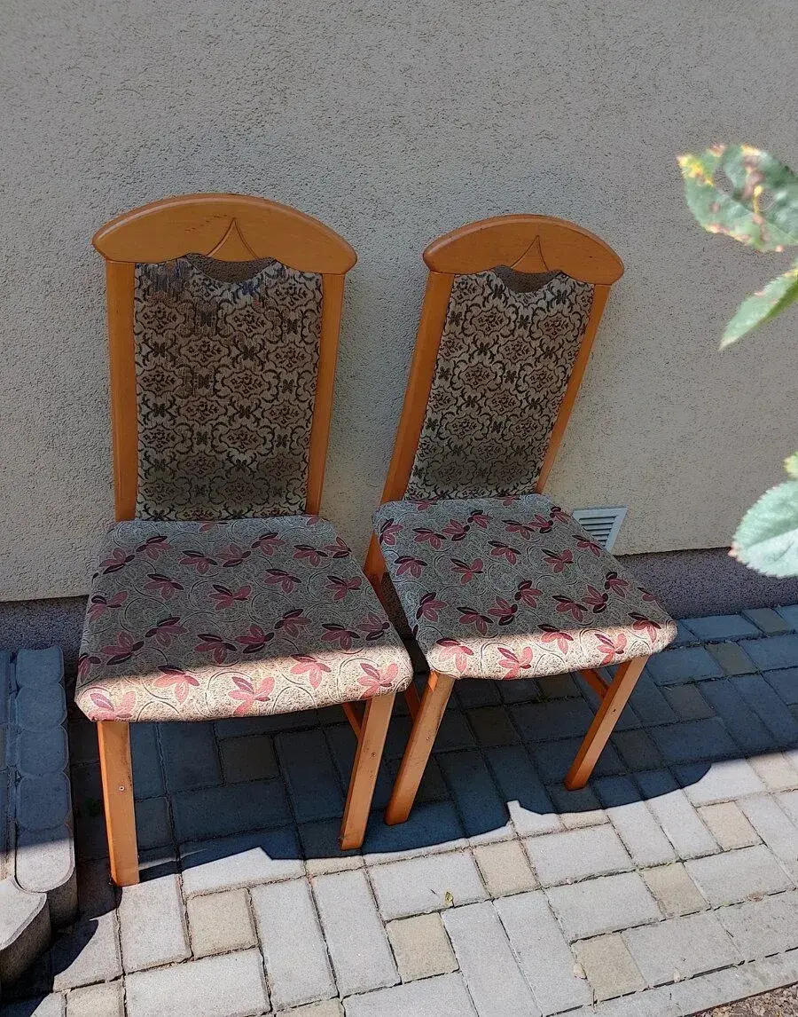 2 čalouněné židle z masivu, neprosezené, funkční, původní ce