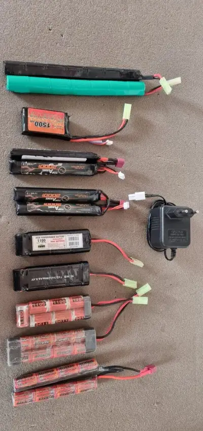 NiMH + LIPO baterie na airsoft + nabíječka + redukce
