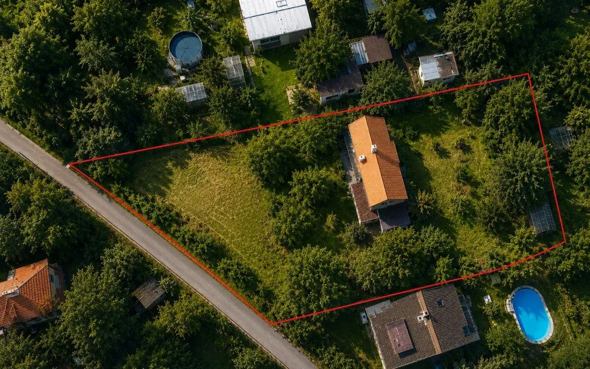 Stavební dvojpozemek 1485 m² s chatou - Mnichovice u Prahy