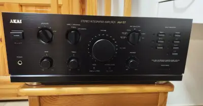 Akai AM-57 – Výkonný stereo zesilovač (Top stav)