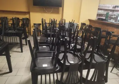Stoly a židle a barové židle