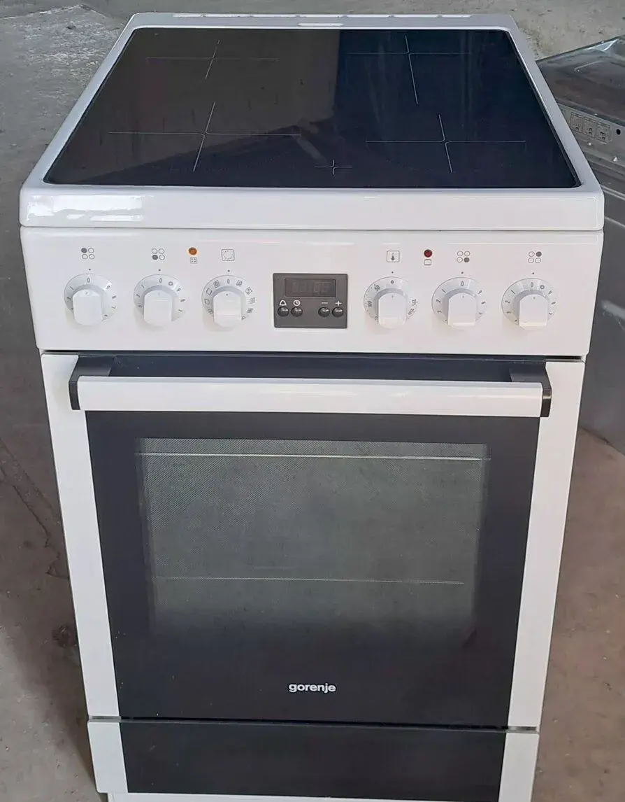 Sklokeramický sporák Gorenje.