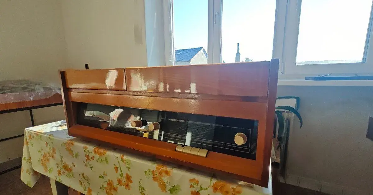 gramofon s rádiem - Tesla