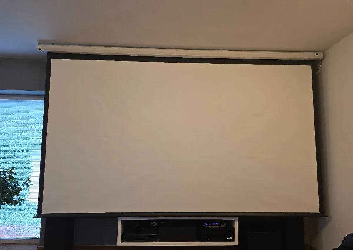 Elektrické projekční plátno Elite Screens 150"