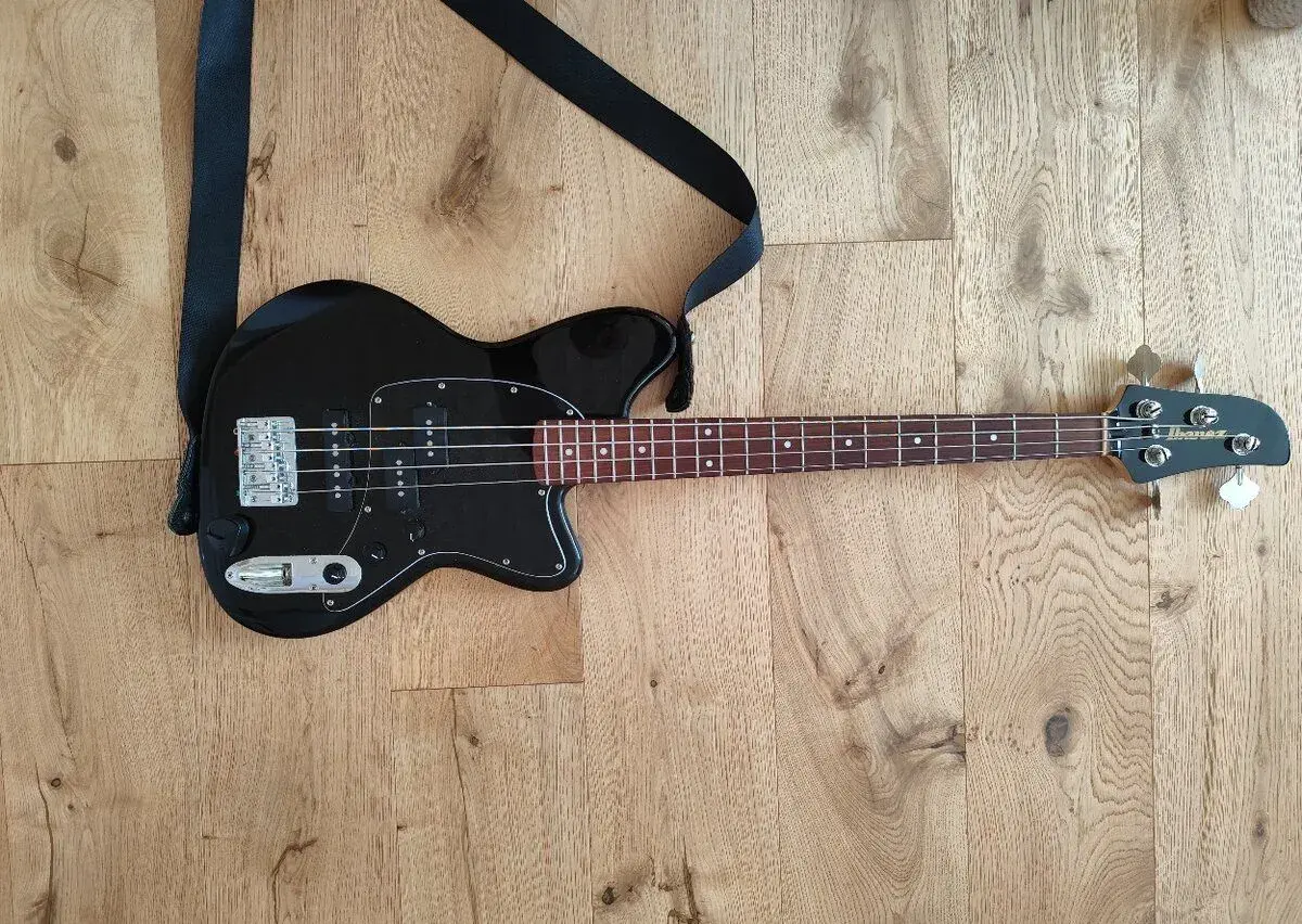 Baskytaru Ibanez TMB30 Black Ice