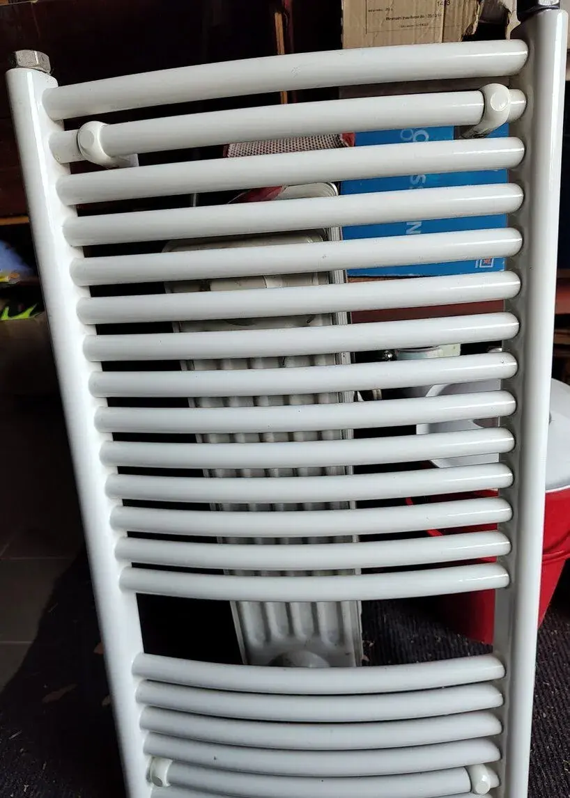 Koupelnový prohnutý radiátor Korado 45cm široký, 80cm vysoký