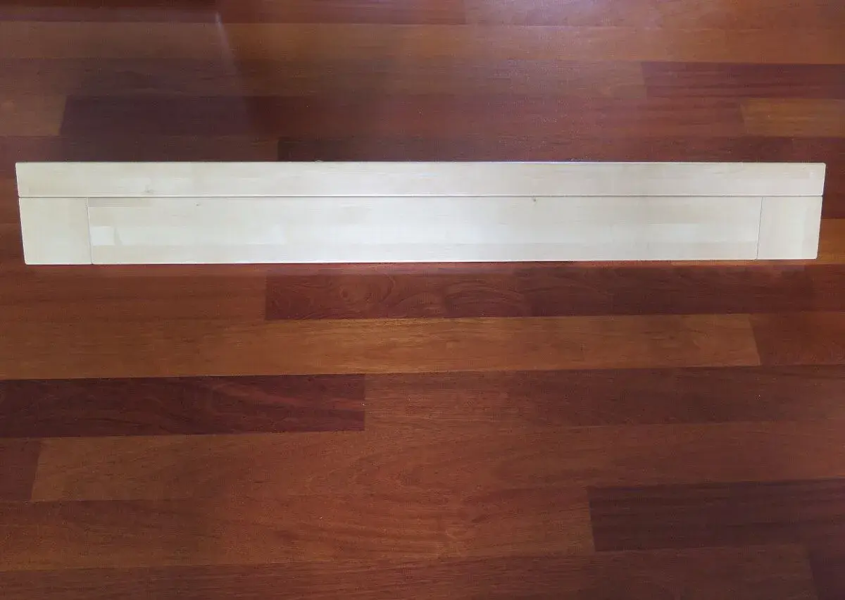 MASIV BŘÍZA - Rampa nepřímého osvětlení na zeď za dvoulůžko.