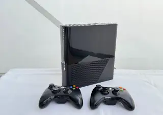 🔥 Xbox 360 E - 500 GB // 2 ovladače + hry 🔥