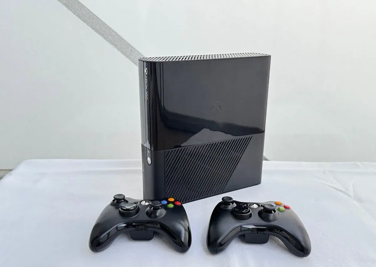 🔥 Xbox 360 E - 500 GB // 2 ovladače + hry 🔥