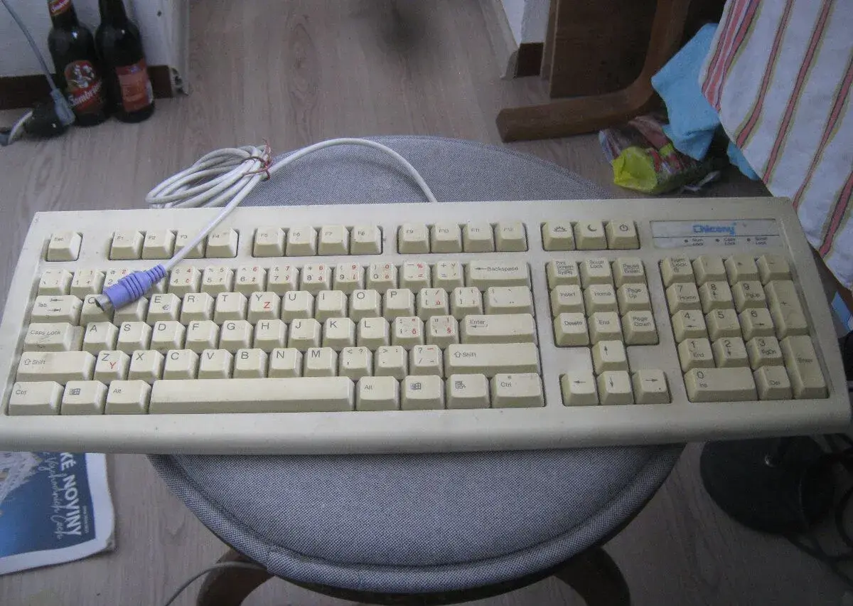 Staré retro klávesnice vše v nálezovém stavu.