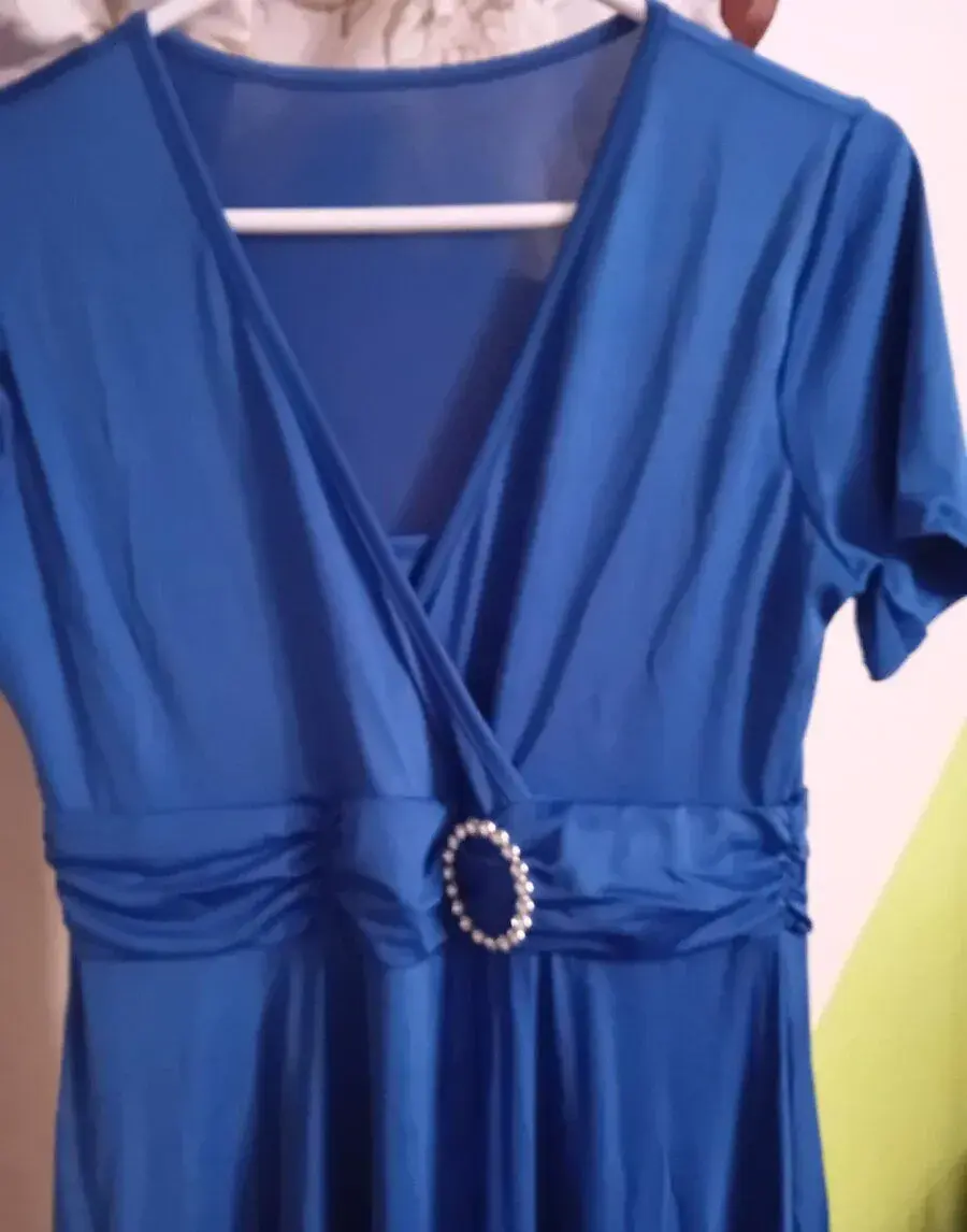 Elegantní dámské šaty
