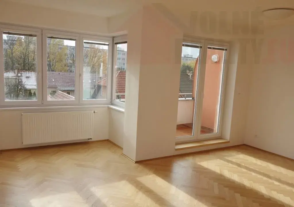 Cihlový dům se samostatnou garáží u metra Skalka