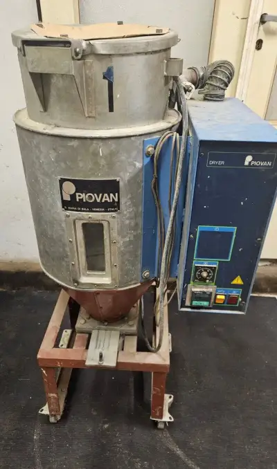 Sušička plastového granulátu Piovan se zásobníkem