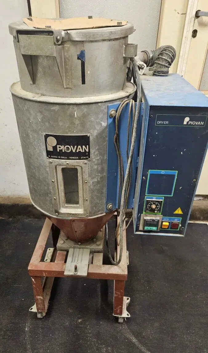 Sušička plastového granulátu Piovan se zásobníkem