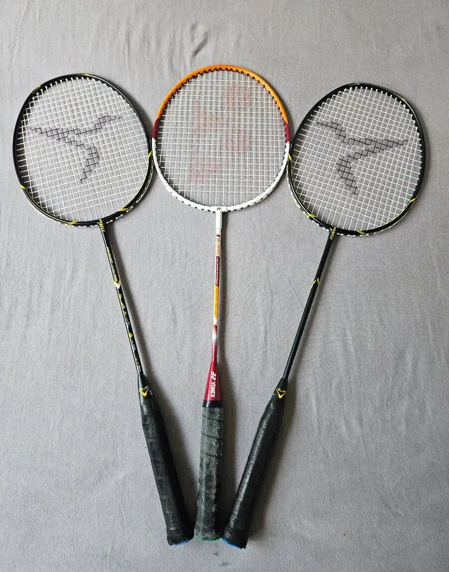 Badminotonová raketa